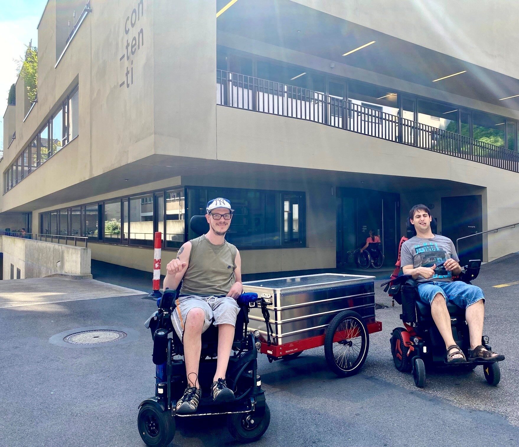 Rollstuhlkuriere mit neuem Contenti Anhänger